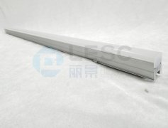 為什么線條燈硅膠燈罩?jǐn)D出時(shí)要噴油？